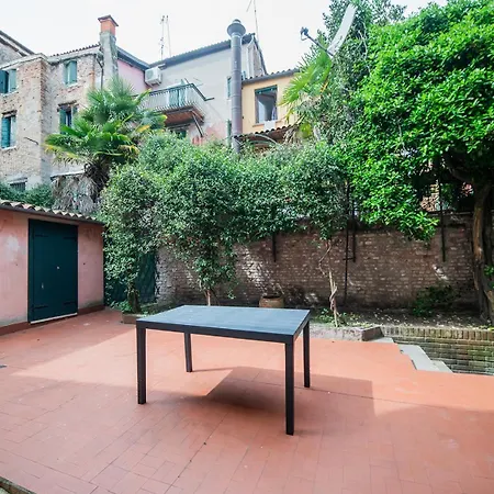 Secret Garden - Comfortable And Apartman
