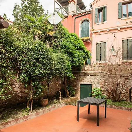 Secret Garden - Comfortable And Appartement *